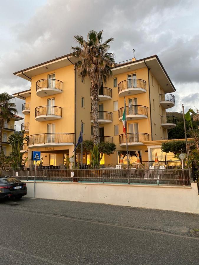 Lion'S Hotel Falerna Buitenkant foto