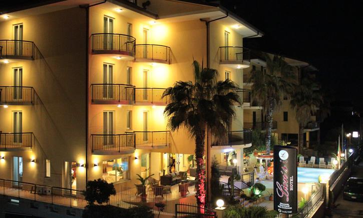 Lion'S Hotel Falerna Buitenkant foto