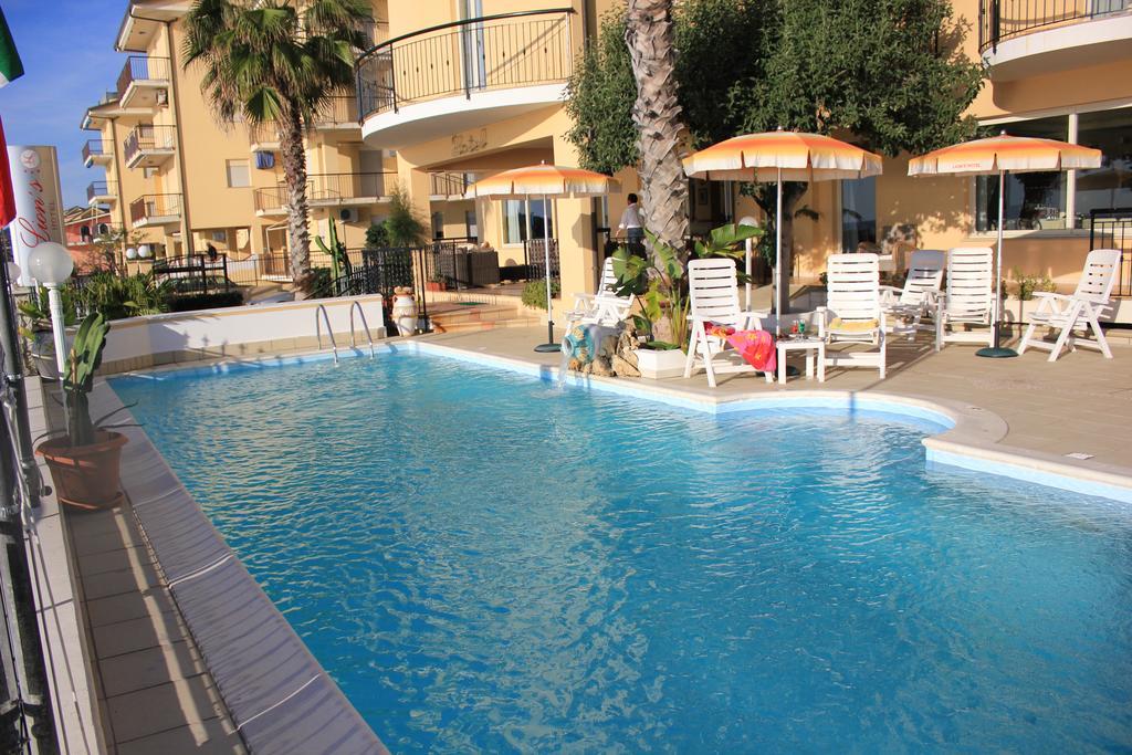 Lion'S Hotel Falerna Buitenkant foto