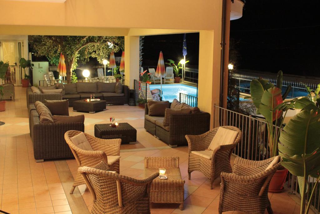 Lion'S Hotel Falerna Buitenkant foto