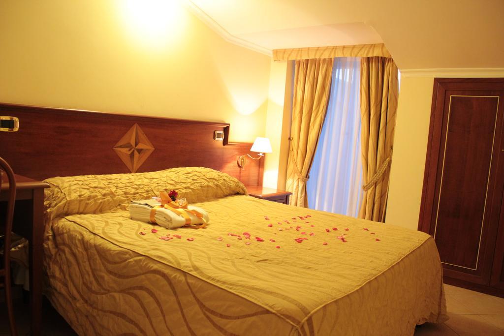 Lion'S Hotel Falerna Buitenkant foto
