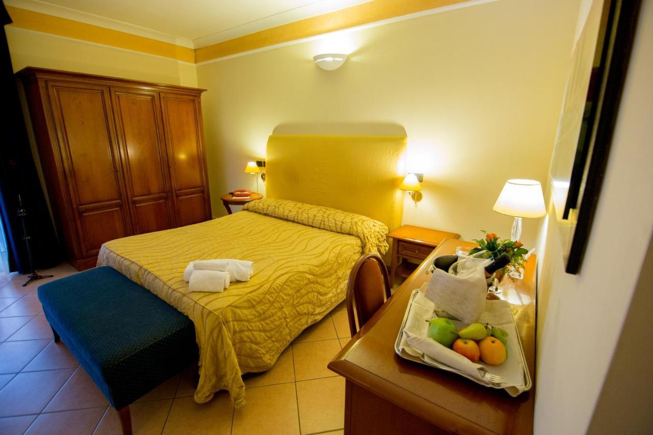 Lion'S Hotel Falerna Buitenkant foto